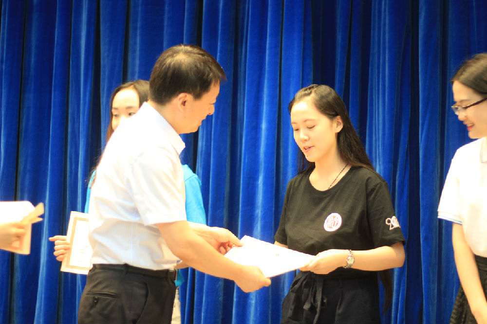 郑州大学6165cc金沙总站楚亦斐同学代表6165cc金沙总站全体营员领取6165cc金沙总站首届夏令营结业证书